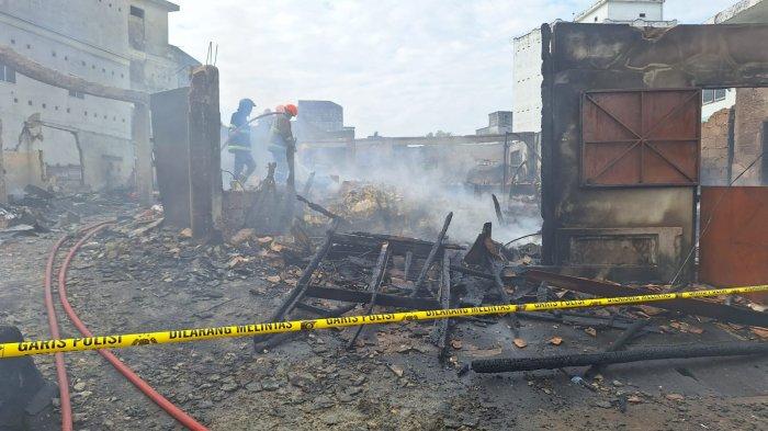 Tim pemadam kebakaran Kota Pangkalpinang, masih terus berupaya melakukan pemadaman sisa-sisa api di gudang milik warga Kampung Bintang, Selasa (13/08/2024).