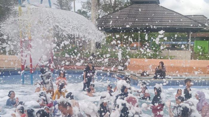Wahana ember tumpah di TASYA Hot Spring Eco Park Pemali