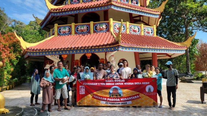 Yayasan Pagoda Nusantara merayakan Cap Go Meh dan membagikan 1 ton beras sebagai bentuk kepedulian kepada masyarakat sekitar, di Desa Rebo, Kabupaten Bangka, Minggu (25/2/2024).