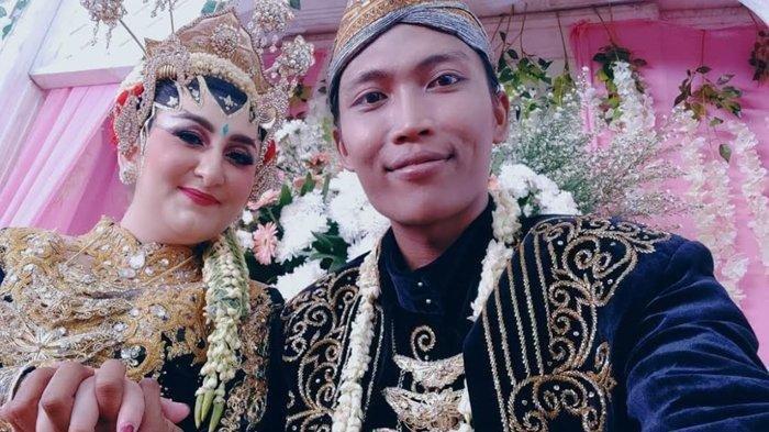 Awan dan Arzum saat di hari pernikahannya.