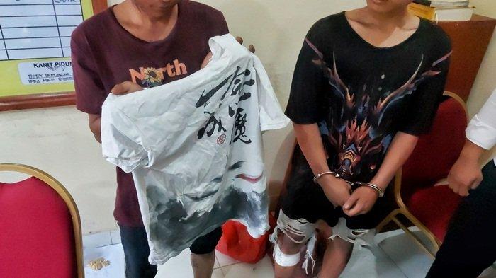 Pembobol ATM Kelapa Kampit, Belitung Timur Eloyen dan Ujang saat memperlihatkan baju putih yang dipakainya saat beraksi, Senin (30/8/2021)
