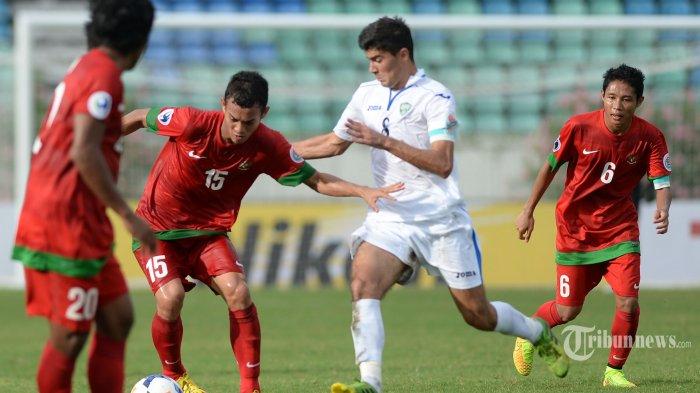 Pemain Timnas Indonesia U-19, Maldini Pali (dua kiri) mencoba melewati adangan pemain Uzbekistan, Sokhibov Javokhir pada turnamen sepak bola Piala AFC U-19 di Stadion Thuwunna, Yangon, Myanmar, Jumat (10/10/2014). Indonesia menyerah 1-3. Kompas/Heru Sri Kumoro