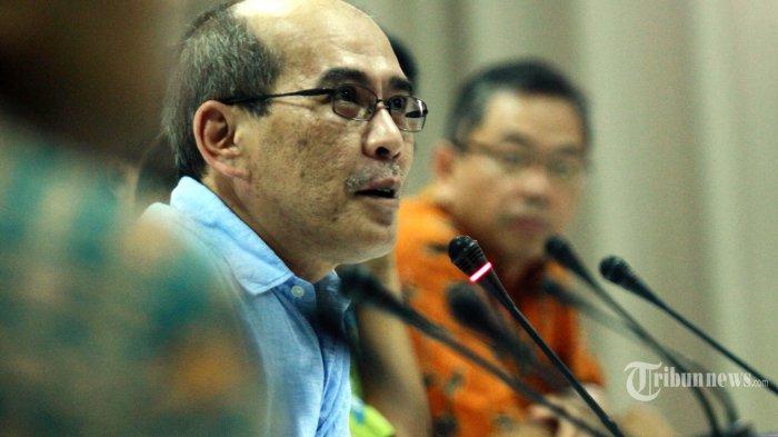 Ketua Tim Reformasi Tata Kelola Migas Faisal Basri didampingi Anggota tim memberikan keterangan mengenai komposisi sumber BBM di Indonesia di Kementrian ESDM, Jalan MH Thamrin, Jakarta Pusat , Minggu (21/12/2014). Dalam keterangan tersebut, terdapat beberapa rekomendasi yang akan diajukan kepada pemerintah terkait penentuan harga BBM bersubsidi yang dapat menciptakan insentif bagi penghematan BBM oleh masyarakat dan peningkatan investasi pada industri pengilangan minyak di dalam negeri.