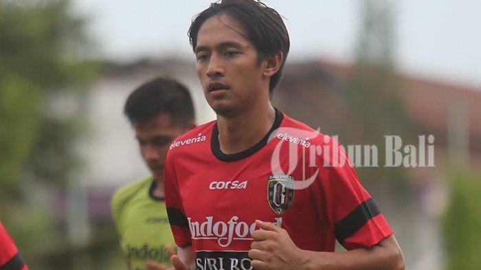 Hanis Saghara Putra saat latihan bersama Bali United.