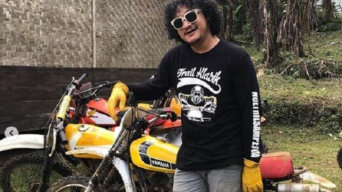 Isa Bajaj trabasan naik Yamaha DT 100.