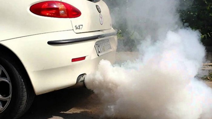 Keluar Asap Hitam atau Biru dari Knalpot Mobil, Apa Artinya