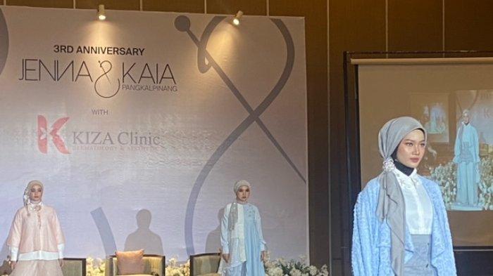 Saat Jenna and Kaia Pangkalpinang luncurkan koleksi terbaru Alaya Raya Collection Vol 1 dalam momentum 3RD Anniversary di Hotel Soll Marina, Minggu (4/1/2024).