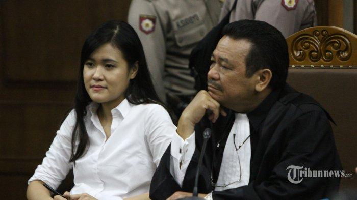 Jessica Kumala Wongso bersama penasehat hukumnya Otto Hasibuan mengikuti persidangan dengan agenda mendengarkan kesaksian di PN Jakarta Pusat, kamis (28/7/2016). Sidang kasus kopi beracun tersebut masih mendengarkan kesaksian pegawai cafe Olivier.