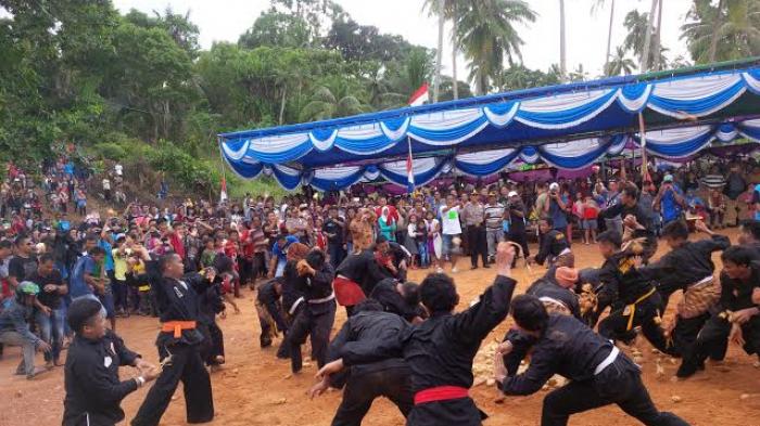Dua kelompok warga saling lempar ketupat pada puncak acara adat Perang Ketupat di Pantai Pasir Kuning Desa Airlintang Kecamatan Tempilang Kabupaten Bangka Barat Provinsi Bangka Belitung, Minggu (29/5/2016).