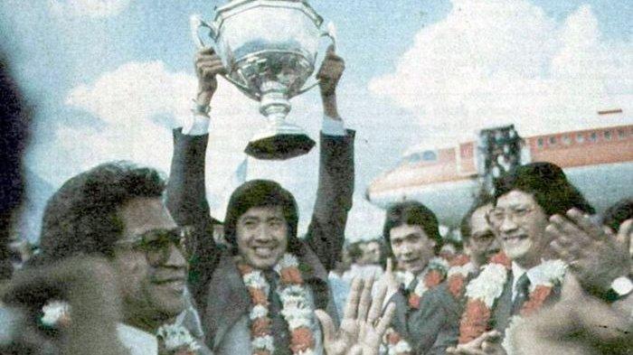 Rudy Hartono menjadi salah satu pebulu tangkis Asia tersukses di ajang All England Open - Profil Biodata Rudy Hartono Kurniawan Pemain Bulu Tangkis Legendaris yang Diterpa Hoaks Tutup Usia