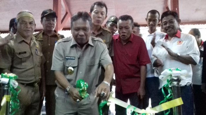 Gubernur Babel H Rustam Effendi melakukan pengguntingan pita meresmikan Rumah Media yangberada di komplek terpadu perkantoran Pemprov Babel di Pangkalpinang