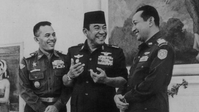 Bung Karno diapit dua jenderal Angkatan Darat, AH Nasution (kiri) dan Soeharto. Ketiganya tertawa lebar saat bertemu di Istana Merdeka, Jakarta, tahun 1966.