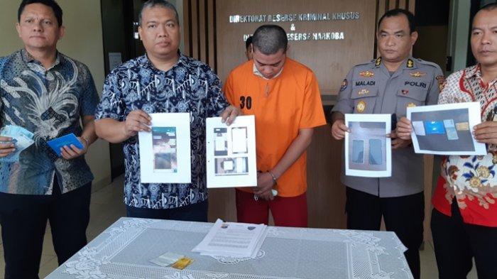 Tersangka pemerasan mahasiwa dengan modus menyebar video telanjang saat press realase Jum'at (26/7/2019)