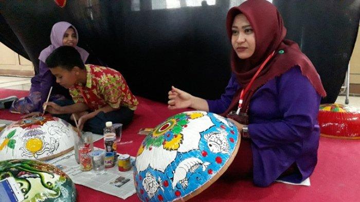 Yuli Melukis Tudung Saji dengan Ikon Daerah - Bangkapos.com