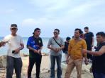 Yus-Derahman-meninjau-Pantai-Tanjungkalian.jpg