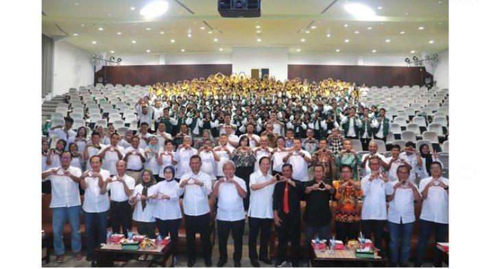 125 mahasiswa penerima beasiswa Indonesia Bright Future Leaders (IBFL) dari Adaro, berhasil menyelesaikan studinya di Universitas Lambung Mangkurat (ULM)
