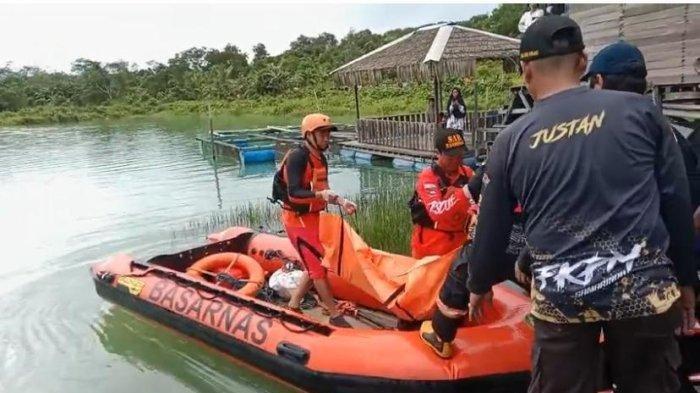 Tim SAR Samarinda saat melakukan evakuasi korban yang tenggelam di kolam eks tambang di kawasan Kelurahan Loa Buah, Kecamatan Sungai Kunjang, Kota Samarinda, Kalimantan Timur pada Minggu (5/5/2024).