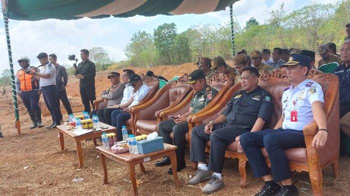 ANGGOTA DPRD Tala mewakili pimpinan, H Zazuli, turut melakukan peletakan batu pertama pembangunan Terminal Tipe C di Desa Ambungan,  Senin (18/9) pagi.