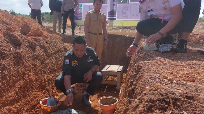 ANGGOTA DPRD Tala mewakili pimpinan, H Zazuli, turut melakukan peletakan batu pertama pembangunan Terminal Tipe C di Desa Ambungan,  Senin (18/9) pagi.