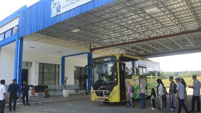 ANTUSIAS - Warga Tala antusias memanfaatkan Bus Tayo yang sekarang telah menjamah Pelaihari di terminal di Desa Ambungan.