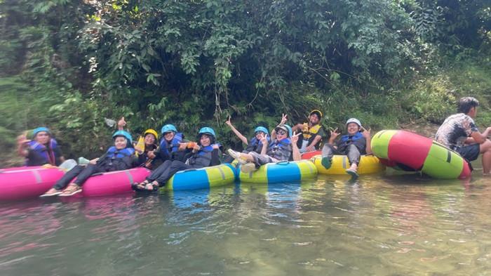 ARUM JERAM-Persiapan mengarungi sungai Amandit Loksado dengan mrnggunakan ban dalam dibungkus berwarna warni. Wisata Kalsel: Jadi Daya Tarik Tersendir , Serunya Arungi Sungai Amandit HSS dengan Ban Dalam.