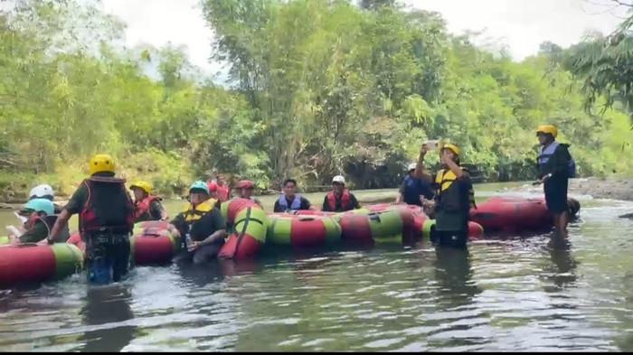 ARUM JERAM-Sebelum berarung untuk permainan river tubing peserta wajib menggunakan pelampung dan helm pelindung kepala. Wisata Kalsel: Pakai Pengaman Supaya Amansaat Arung Jeram River TubingSungai Amandit HSS
