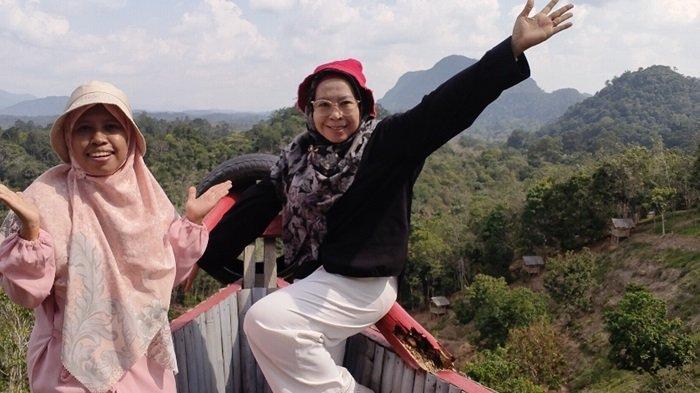 ASRI-Menikmati pemandangan asri perbukitan dari atas Perahu Bambu, objek wisata alam Kampung Bambu. Wisata Kalsel:Menikmati Keasrian Perbukitan dari Atas Perahu Bambu, Lukisan Alam yang Sempurna (Arsip 2025). 


Artikel ini telah tayang di BanjarmasinPost.co.id dengan judul Wisata Kalsel: Menikmati Keasrian Alam Perbukitan dari Atas Perahu Bambu Desa Tandilang HST, https://banjarmasin.tribunnews.com/2025/05/14/wisata-kalsel-menikmati-keasrian-alam-perbukitan-dari-atas-perahu-bambudesa-tandilang-hst
Penulis: Hanani | Editor: Edi Nugroho