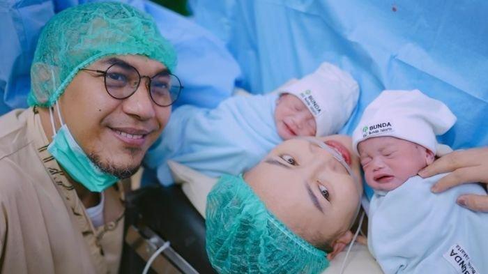Aji Damaji menemani Mpok Alpa saat persalinan anak kembarnya.