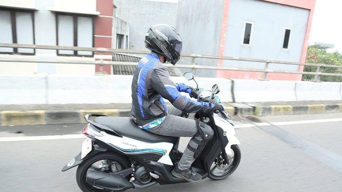 Aktivitas berkendara menggunakan Gear 125.