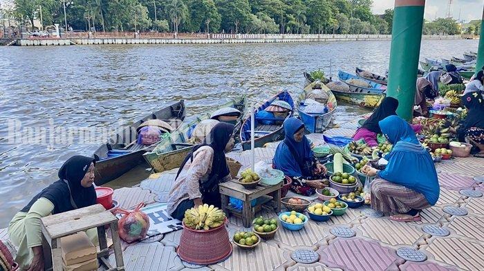 
Aktivitas pedagang sedang melayani pembeli di Pasar Terapung Taman Siring Banjarmasin Kalimantan Selatan, Minggu (7/7/2024) pagi.