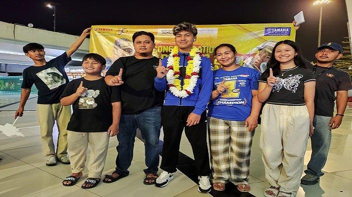 Rider Yamaha Sang Juara Dunia Aldi Satya Mahendra Bersama Keluarganya.