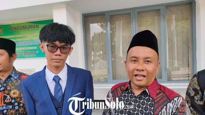 Almas Tsaqibbirru dan kuasa hukumnya, Arif Sahudi, yang dulu menguntungkan Gibran Rakabuming Raka, sekarang justru menuntut wanprestasi.