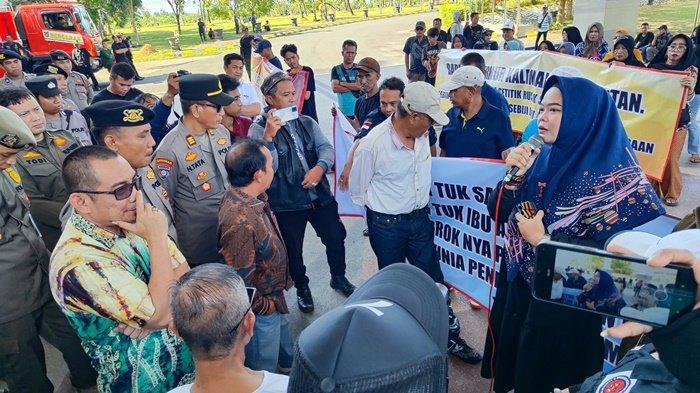 Amalia berunjuk rasa di depan Kantor Gubernur Kalsel, Banjarbaru, Jumat (6/9/2024).
