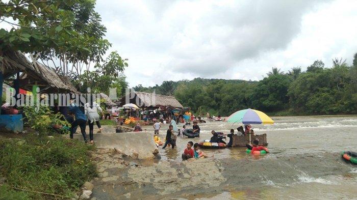 Anak-anak bermain di aliran sungai di tempat wisata Pulau Mas terdapat di Desa Baru, Kecamatan Batu Benawa, Kabupaten Hulu Sungai Tengah (HST), Provinsi Kalimantan Selatan (Kalsel).