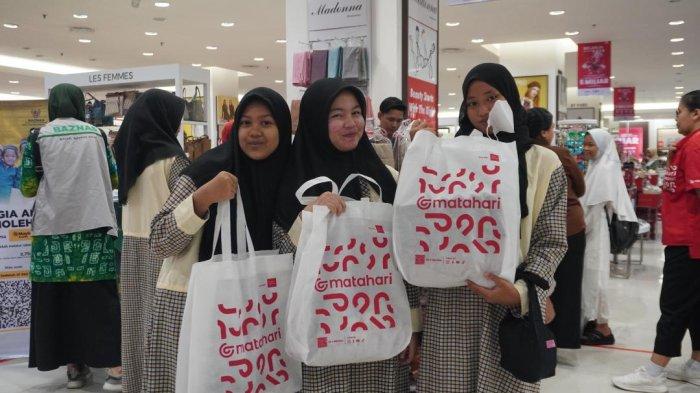 Anak-anak panti asuhan sumringah diajak berbelanja Baznas Kalsel dan UUS Maybank Indonesia