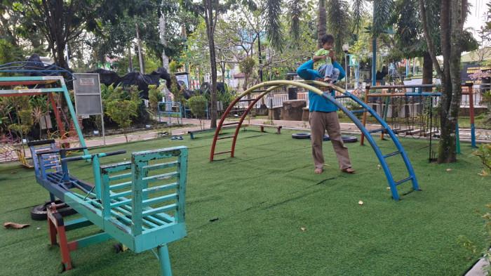 AREAL BERMAIAN ANAK - Anak-anak sedang bermain di area bermain Taman Darmansyah Zauhidie yang tersedia berbagai macam alat permainan digunakan secara cuma-cuma.