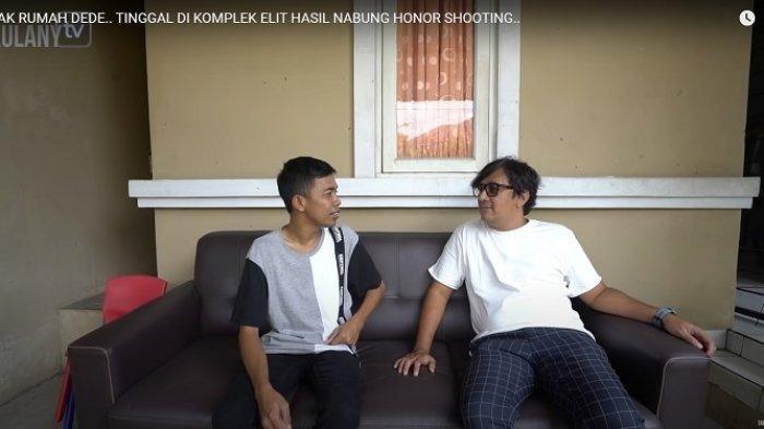 Andre Taulany saat mengunjungi rumah Dede Sunandar