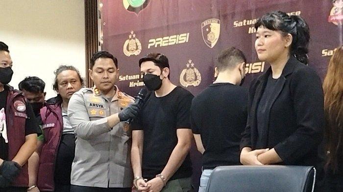 Andrew Andika dihadirkan dalam konferensi pers usai terjerat kasus narkoba.