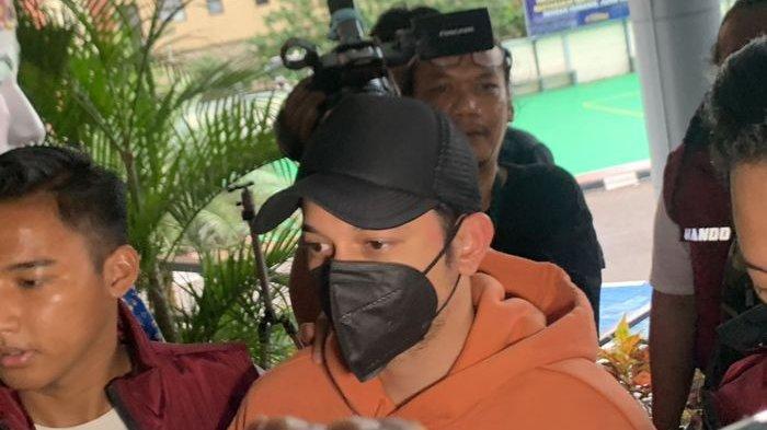 Andrew Andika saat digiring personel Polres Metro Jakarta Barat.