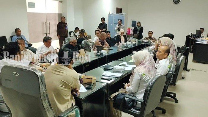 Anggota Ambil Demokrasi yang hadir pada pertemuan dengan DPRD Kota Banjarmasin, Kamis (23/5/2024),