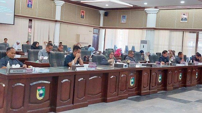Anggota dewan yang mengikuti Rapat Paripurna Penyampaian Rancangan Perubahan KUA dan PPAS 2023 di gedung DPRD Kabupaten Tanah Laut (Tala), Senin (7/8/2023).