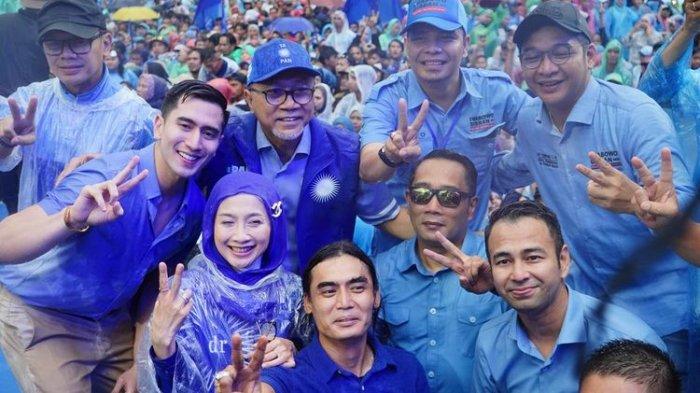 Ketum PAN Zulkifli Hasan, Ketua DPW Desy Ratnasari, Ketua TPD Jabar Ridwan Kamil, Wali Kota (Walkot) Bogor Bima Arya, serta selebritas Raffi Ahmad bersama sejumlah kader PAN turut bermandi hujan bersama masyarakat Bandung dukung Prabowo-Gibran dalam kampanye akbar di Stadion Gelora Bandung Lautan Api (GBLA), Kamis (8/2/2024)
