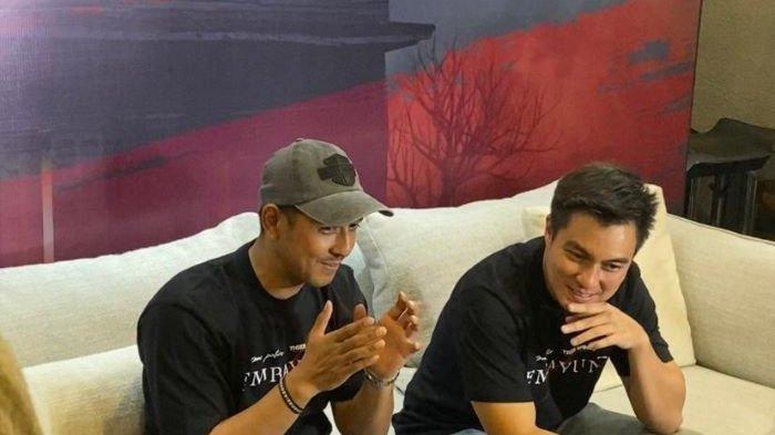 Arya Saloka dan Baim Wong dalam promosi Film Lembayung.