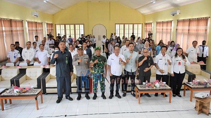 Asisten Pemerintahan dan Kesejahteraan Rakyat Daerah (Asisten I) Setda Kabupaten Kapuas, Ilham Anwar, bersama Forkopimda dan sejumlah Kepala OPD dengan para Kader Pembangunan Manusia (KPM) lokasi fokus stunting di Kabupaten Kapuas.