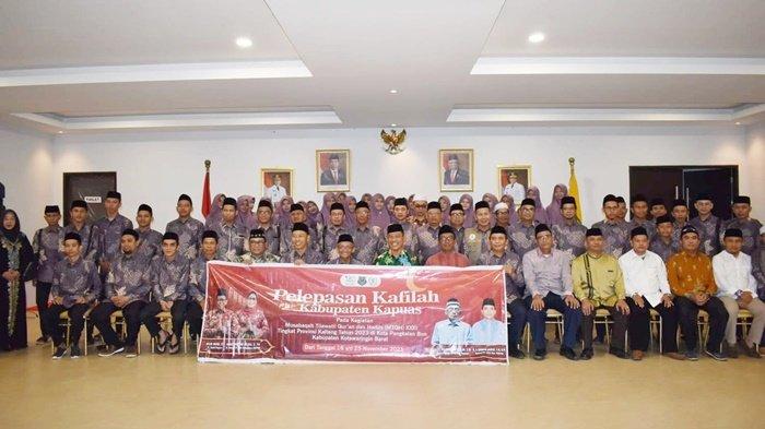 Asisten II Sekretariat Daerah Kabupaten Kapuas, Salman, bersama fokopimda dan kafilah yajng akan mengikuti Musabaqah Tilawatil Qur’an dan Hadits (MTQH) ke XXXI tingkat Provinsi Kalimantan Tengah, Rabu (14/11/2023).