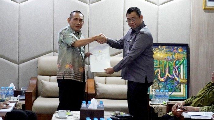 Asisten Perekonomian dan Pembangunan H Ikhwansyah H Ikhwansyah, menyambut baik, Entry Meeting  Wakil Penanggungjawab Badan Pemeriksa Keuangan (BPK) Perwakilan Kalsel John Ferdinan Rotinsulu terkait Pemeriksaan Kepatuhan atas Belanja Daerah Tahun Anggaran 2023 dan 2024, di Mahligai Sultan Adam lantai I Martapura, Rabu (2/10/2024).