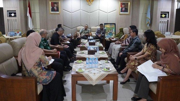 Asisten Perekonomian dan Pembangunan H Ikhwansyah H Ikhwansyah, menyambut baik, Entry Meeting  Wakil Penanggungjawab Badan Pemeriksa Keuangan (BPK) Perwakilan Kalsel John Ferdinan Rotinsulu terkait Pemeriksaan Kepatuhan atas Belanja Daerah Tahun Anggaran 2023 dan 2024, di Mahligai Sultan Adam lantai I Martapura, Rabu (2/10/2024).