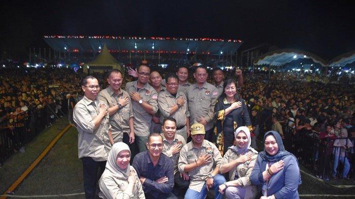 BERFOTO BERSAMA - Pj Bupati Kapuas Erlin Hardi bersama jajaran KPU Provinsi Kalteng dan KPU Kabupaten Kapuas pada acara Peluncuran Pemilihan Bupati dan Wakil Bupati Kapuas tahun 2024 yang berlangsung di Lapangan Stadion Panunjung Tarung Kuala Kapuas, Minggu (19/5/2024) malam.