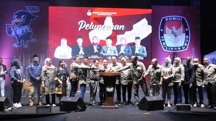 BERFOTO BERSAMA - Pj Bupati Kapuas Erlin Hardi bersama jajaran KPU Provinsi Kalteng dan KPU Kabupaten Kapuas pada acara Peluncuran Pemilihan Bupati dan Wakil Bupati Kapuas tahun 2024 yang berlangsung di Lapangan Stadion Panunjung Tarung Kuala Kapuas, Minggu (19/5/2024) malam.