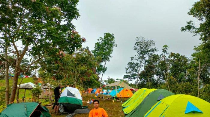 Pengunjung bisa berkemah di atas puncak bukit di Kampung Bambu. Pemilik wisata alam tersebut melayani tenda dan perlengkapan berkemah.